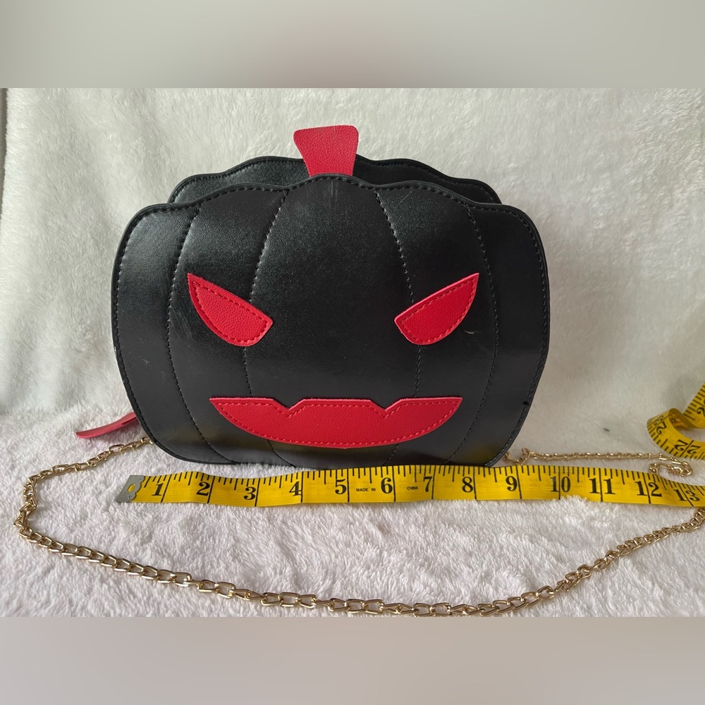 Halloween pumpkin Crossbody purse, black red gold chain - Picture 6 of 8
